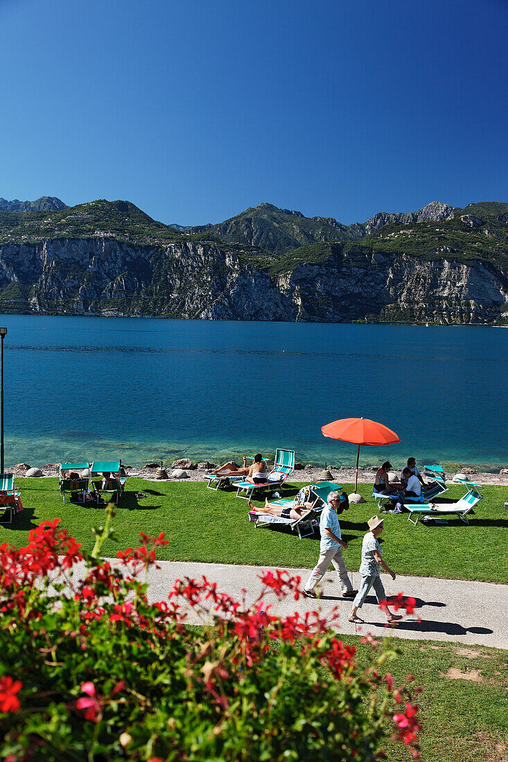 Sonnenbadende, Malcesine, Gardasee, Venetien, Italien