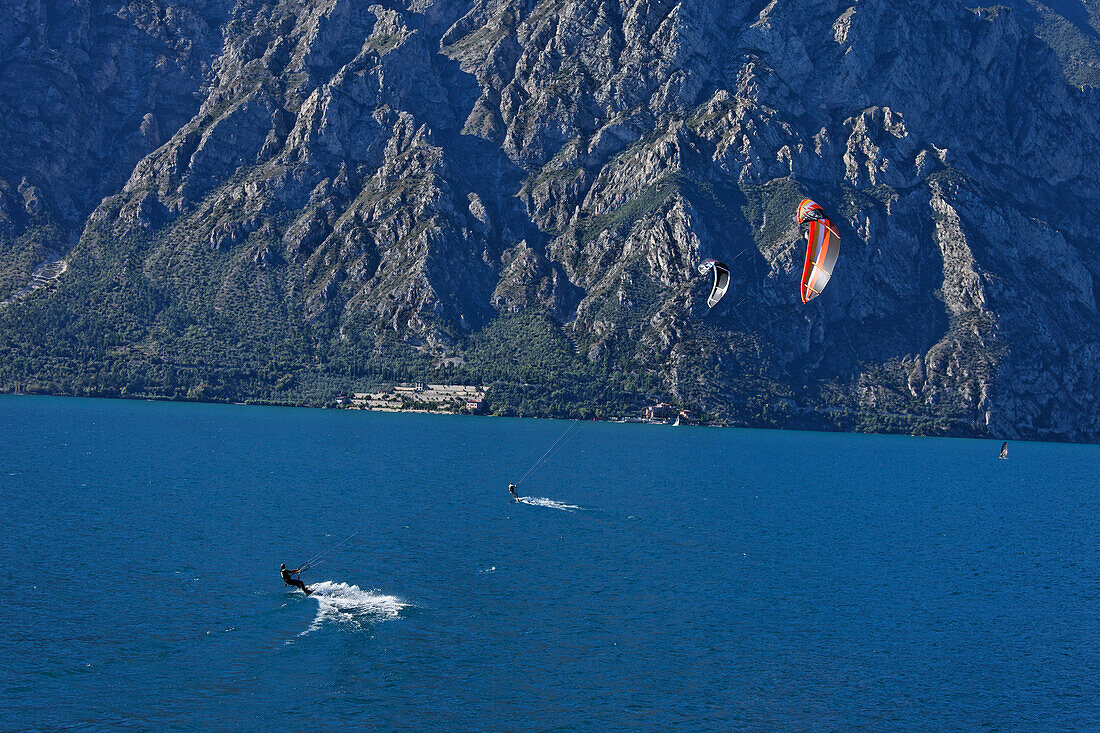 Zwei Kitesurfer, Gardasee, Venetien, Italien