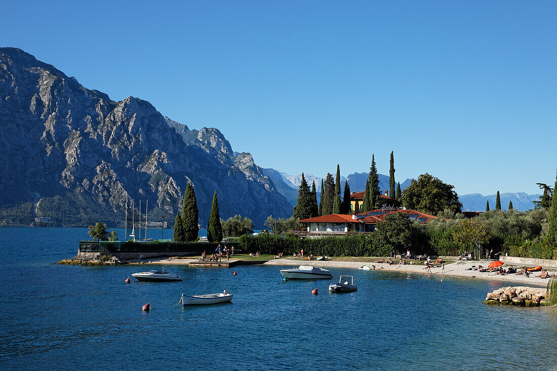 Menschen am Strand, Gardasee, Venetien, Italien