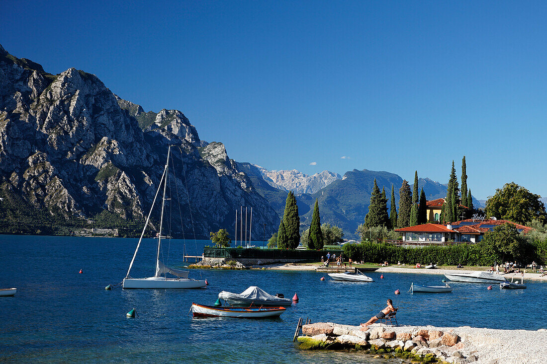 Menschen am Strand, Gardasee, Venetien, Italien