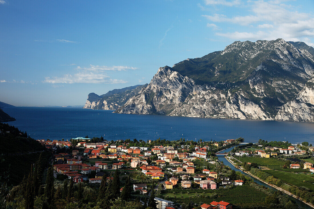 Aussicht auf den Gardasee, Torbole, Gardasee, Trentino, Italien