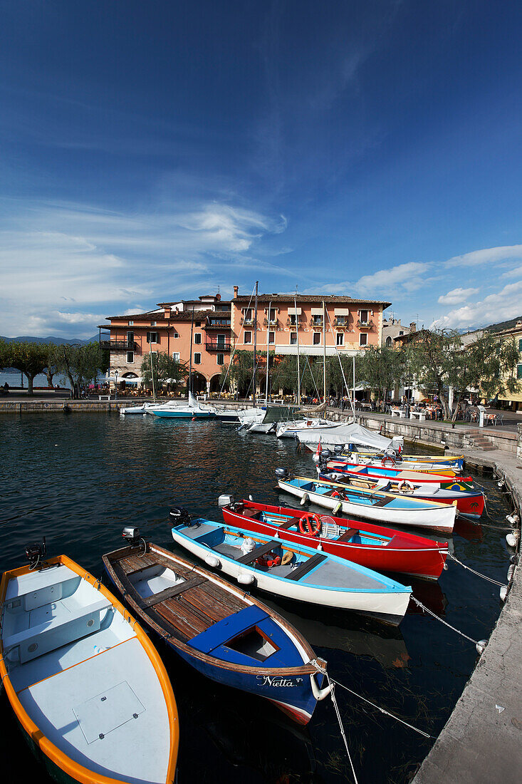 Boote am Hafen, Torri del Benaco, Gardasee, Venetien, Italien