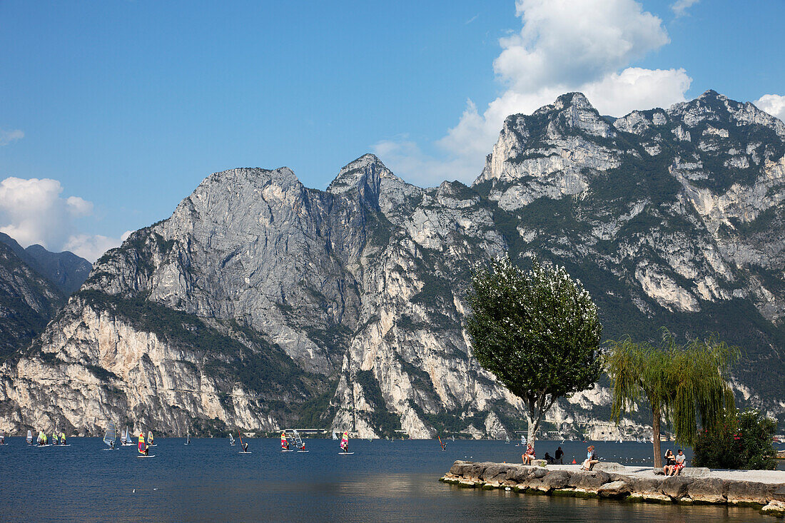 Menschen am Strand, Torbole, Gardasee, Trentino, Italien