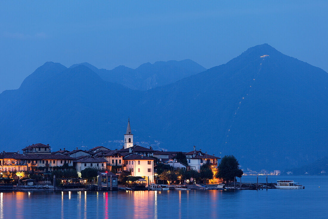 Ansicht auf Isola dei Pescatori bei Nacht, Stresa, Lago Maggiore, Piemont, Italien