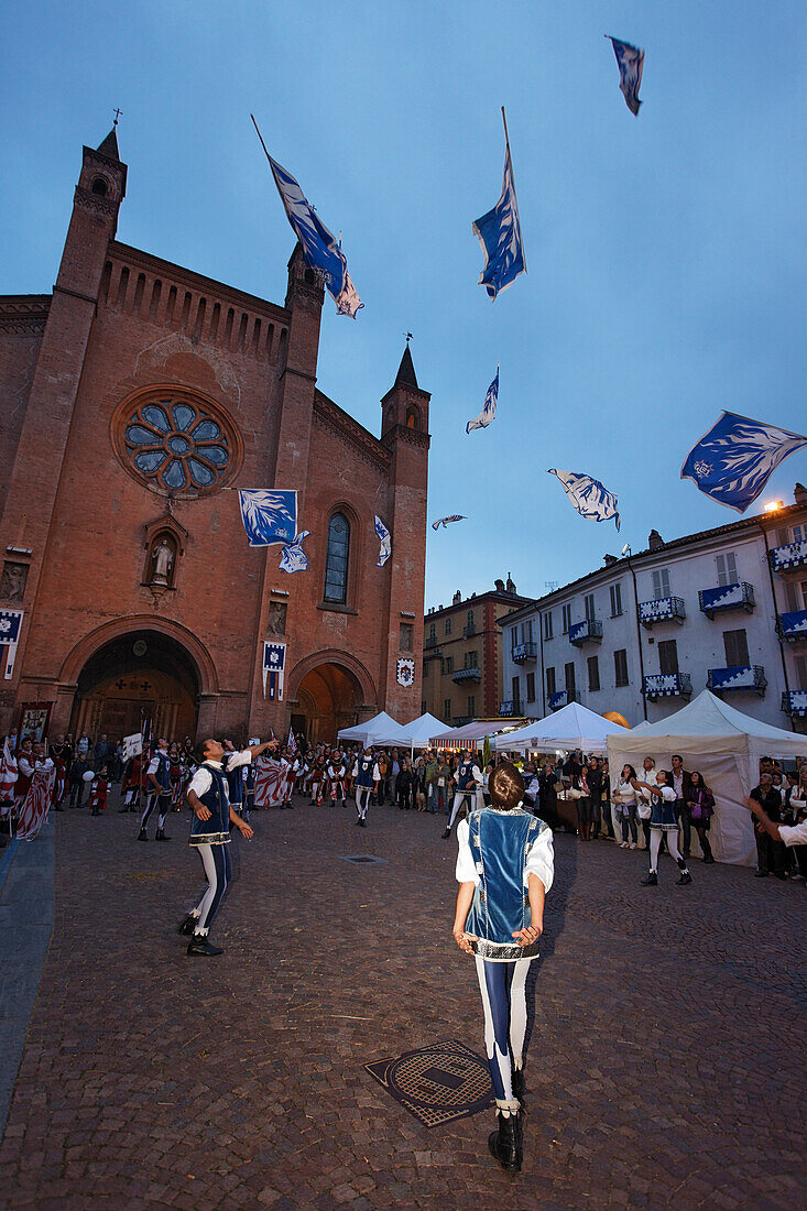 Fahnenschwenker, Dom San Lorenzo, Eselpalio, Alba, Langhe, Piemont, Italien