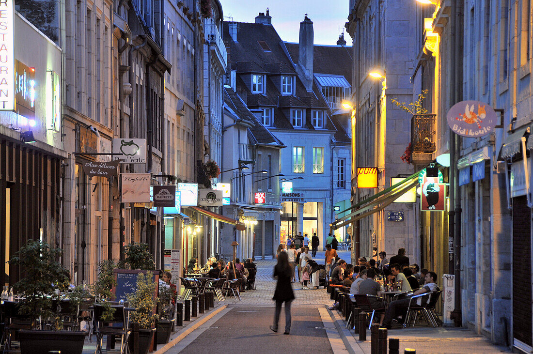 Menschen in der Altstadt am Abend, Besancon, Jura, Franche Comté, Ost- Frankreich, Europa