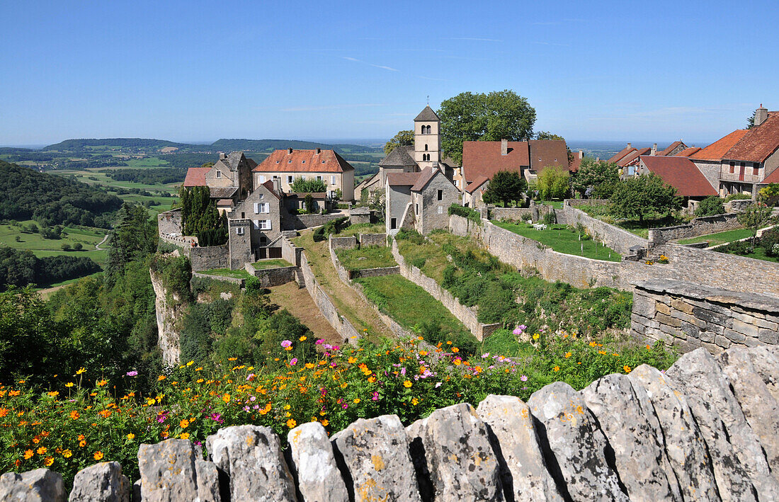 Das Dorf Château-Chalon im Sonnenlicht, Jura, Franche Comté, Ost Frankreich, Europa