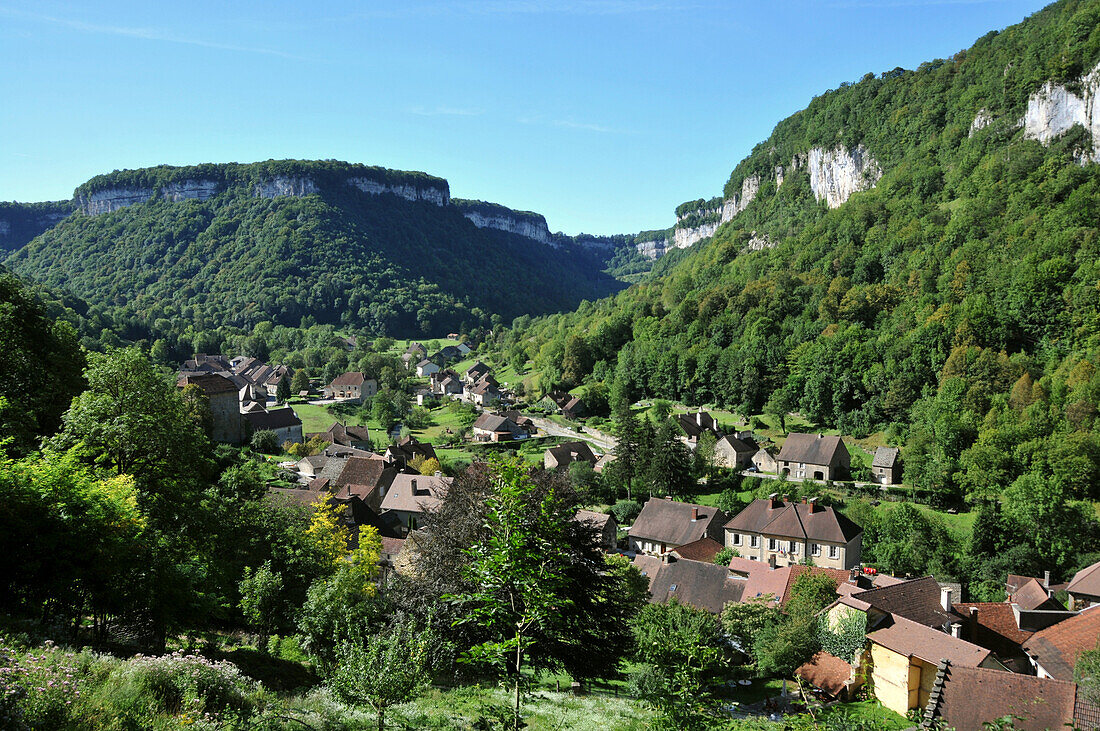 Das Dorf Baume-les-Messieurs in einem Tal, Jura, Franche Comté, Ost Frankreich, Europa