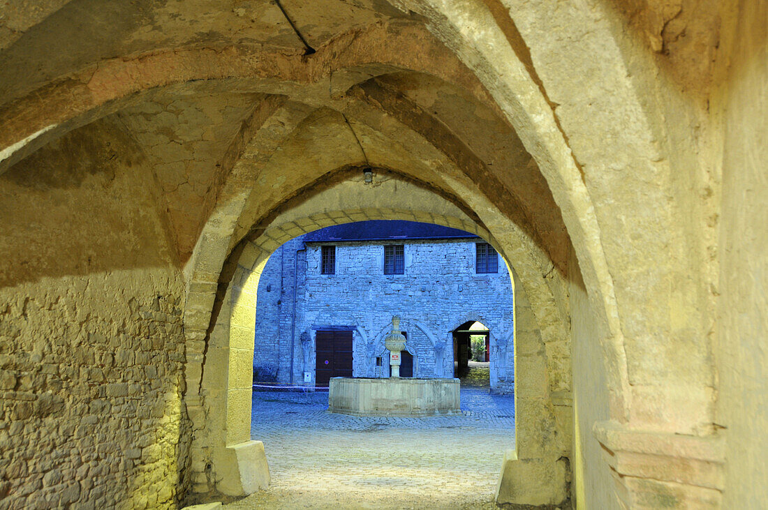 Blick auf Innenhof im Kloster von Baume-les-Messieurs, Jura, Franche Comté, Ost Frankreich, Europa