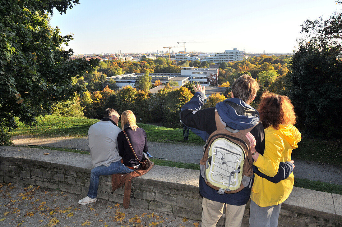 Menschen blicken vom Berg gen Süden, Luitpoldpark, Schwabing, München, Bayern, Deutschland, Europa