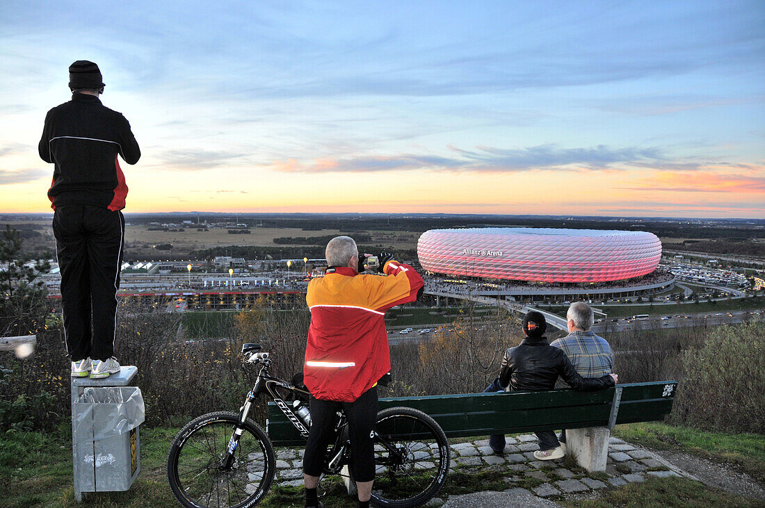 Blick auf die Allianz Arena am Abend, München, Bayern, Deutschland, Europa
