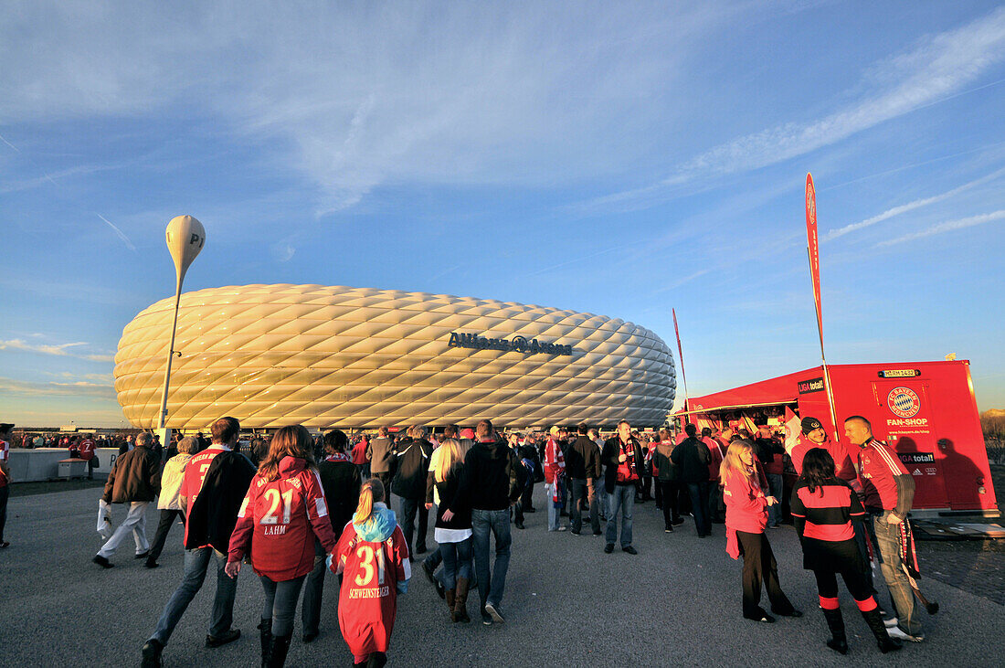 Menschen vor der Allianz Arena, München, Bayern, Deutschland, Europa