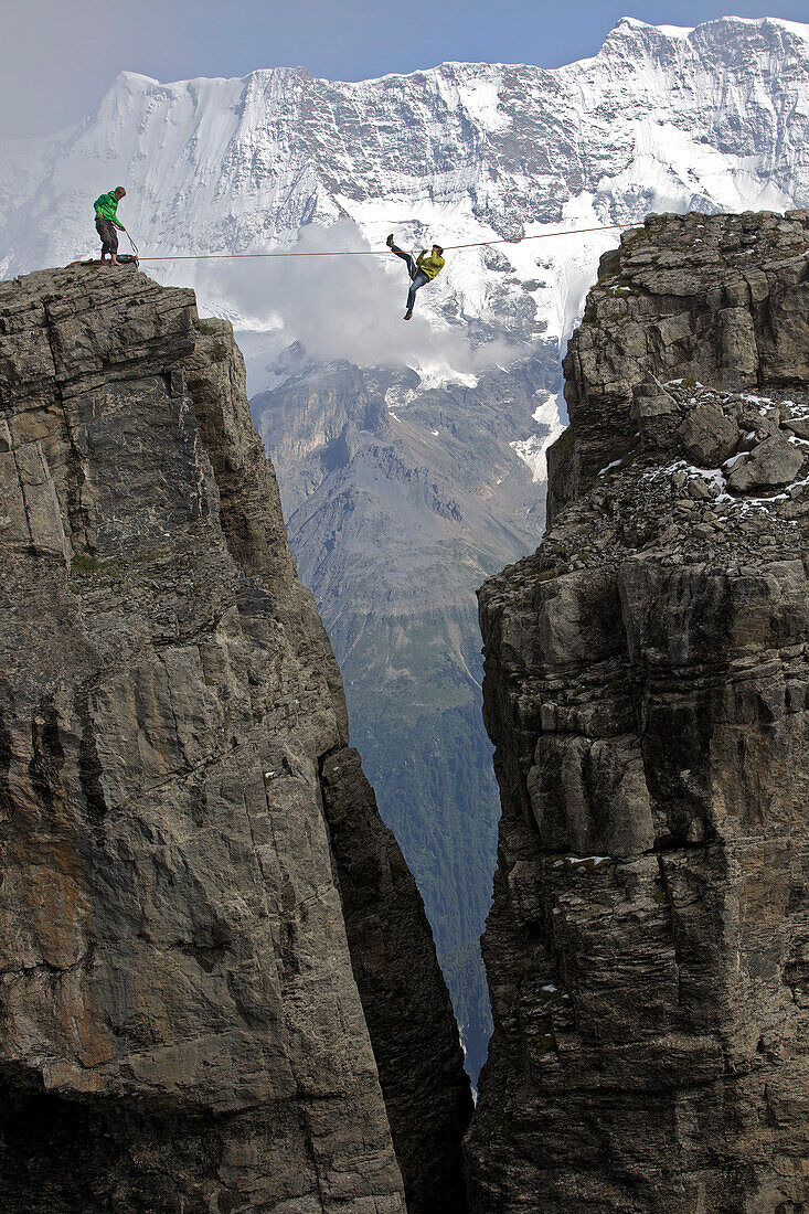 Mann hängt an einer Highline zwischen zwei Felsen, Schilthorn, Berner Oberland, Kanton Bern, Schweiz