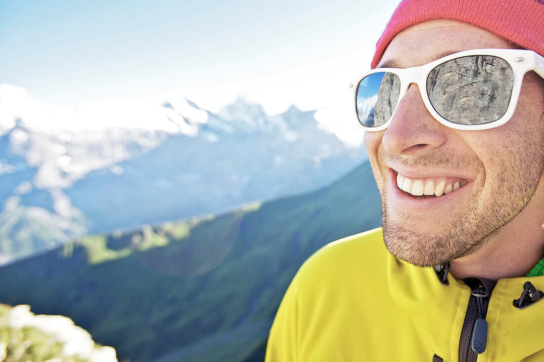 Mann mit Sonnenbrille lächelt, Schilthorn, Berner Oberland, Kanton Bern, Schweiz