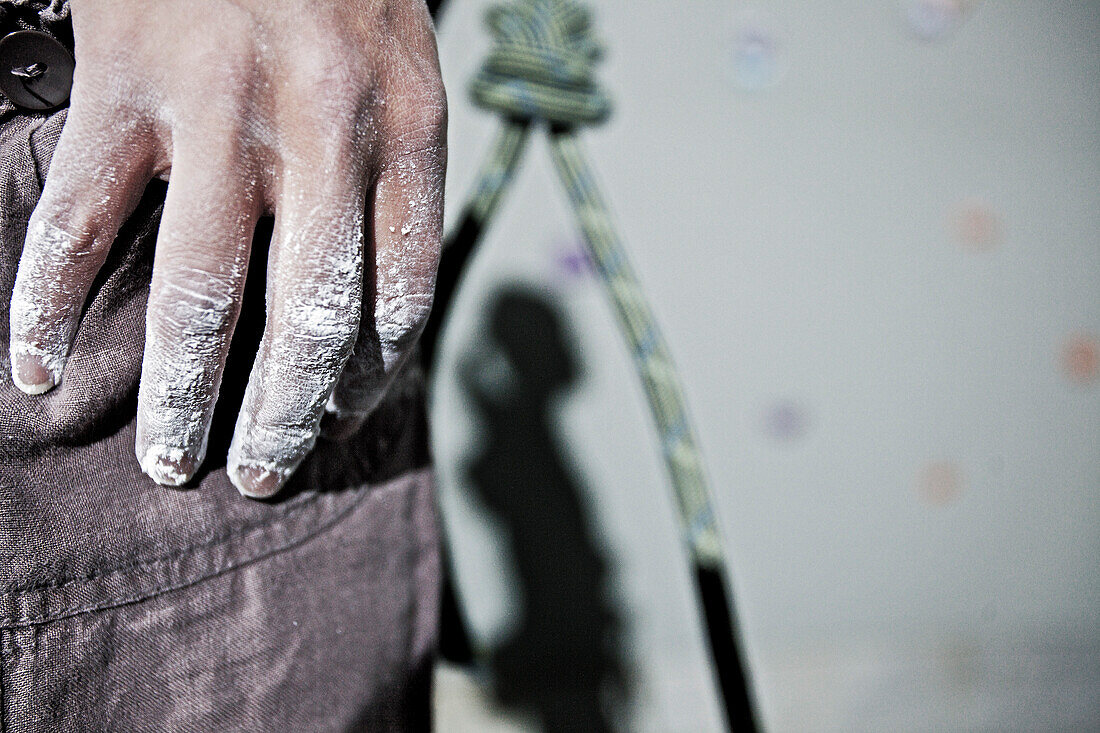Mit Kreide bedeckte Hände eines Kletterers, Kaufbeuren, Bayern, Deutschland