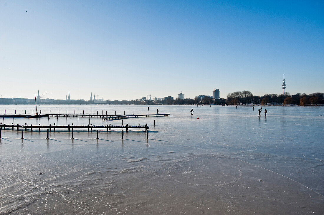 Blick auf zugefrorene Aussenalster, Winterimpressionen, Hamburg, Deutschland, Europa