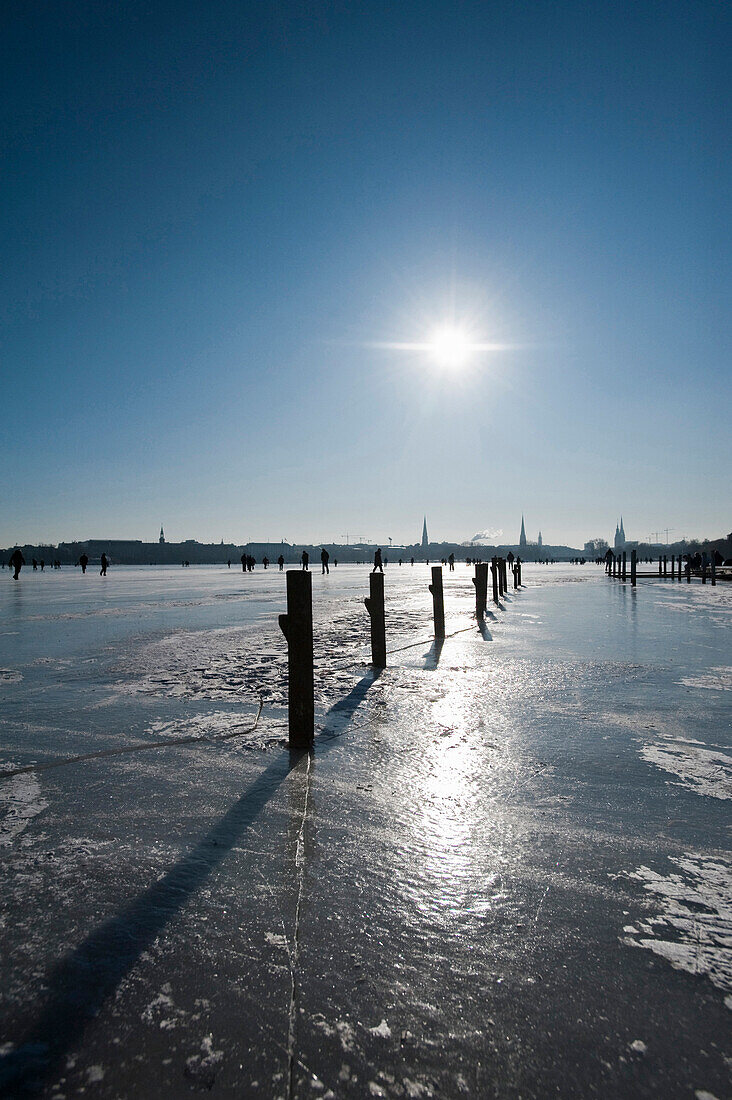Zugefrorene Aussenalster im Sonnenlicht, Winterimpressionen, Hamburg, Deutschland, Europa