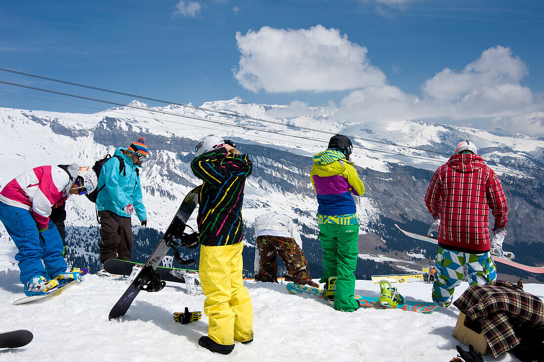 Snowboarder beim Café No Name, Skigebiet Flims Laax Falera, Laax, Graubünden, Schweiz