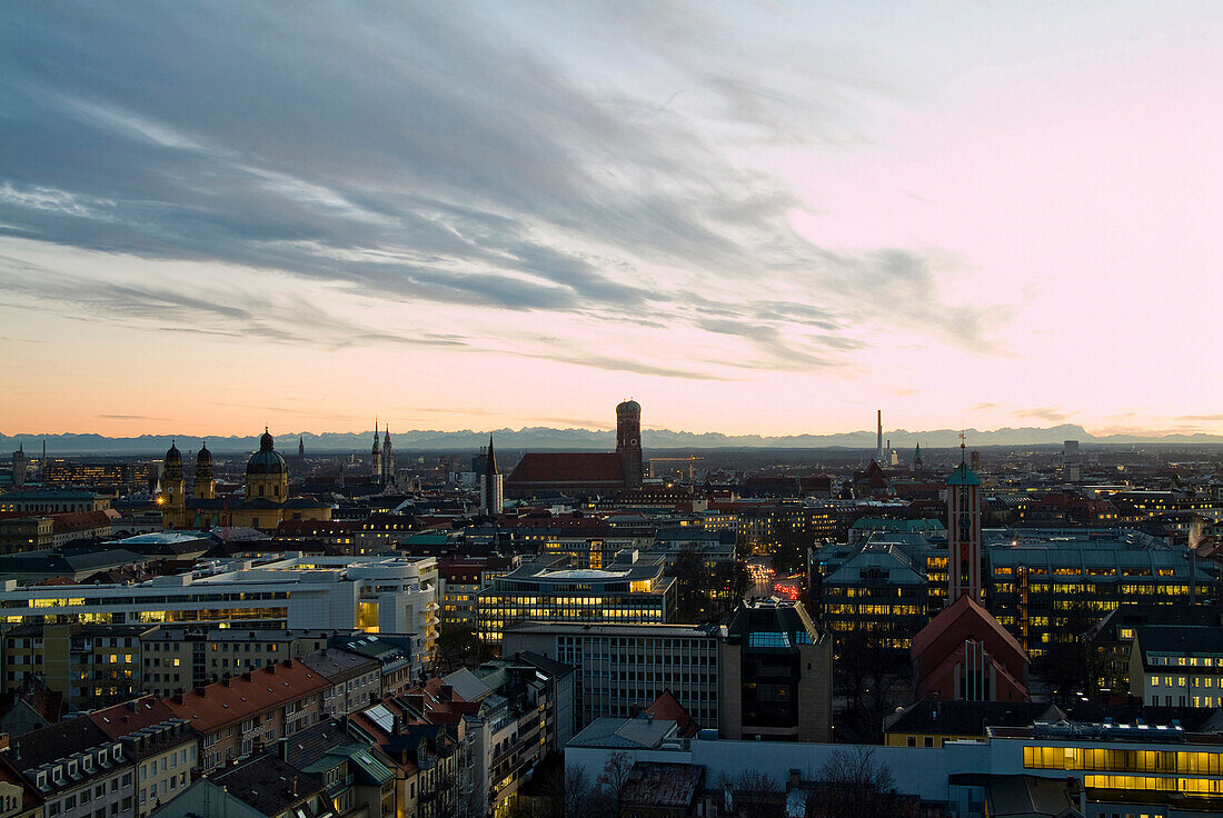 Stadtansicht mit Alpenpanorama am Abend, München, Bayern, Deutschland