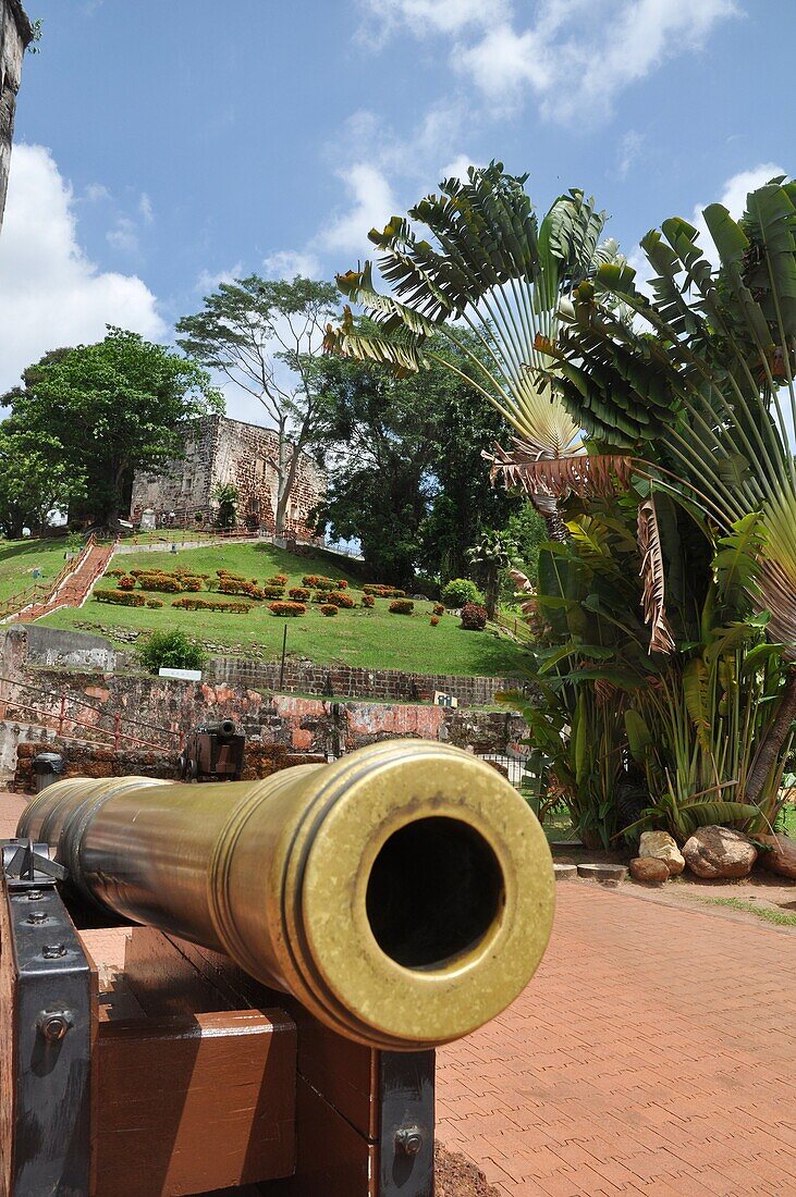 Malacca (Malaysia): a cannon by the Porta de Santiago