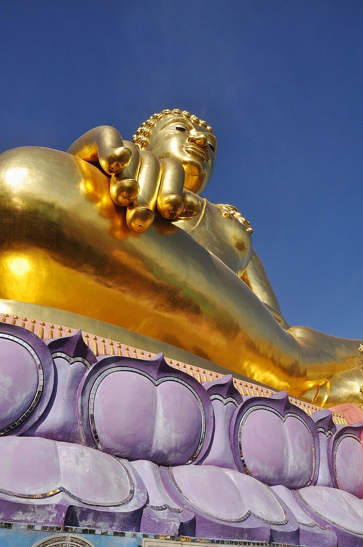 Sop Ruak (Thailand): big Golden Buddha statue by the Mekong River