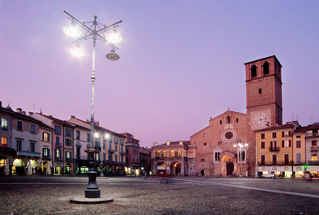 Italy, Lombardy, Lodi, Piazza della Vittoria, Duomo, Cathedral