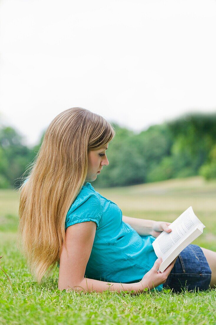 20's, 30's, adult, blond, book, female, garden, leisure, mid adult, one person, only, outdoor, park, read, reading, spring, summer, wellbeing, wellness, woman, young adult, V51-1189203, AGEFOTOSTOCK