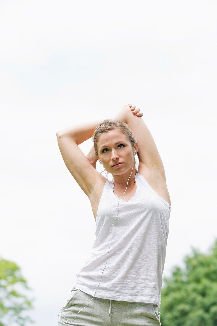 20's, 30's, adult, blond, female, fit, fitness, garden, leisure, mid adult, one person, only, outdoor, park, sport, spring, summer, wellbeing, wellness, woman, young adult, V51-1189254, AGEFOTOSTOCK