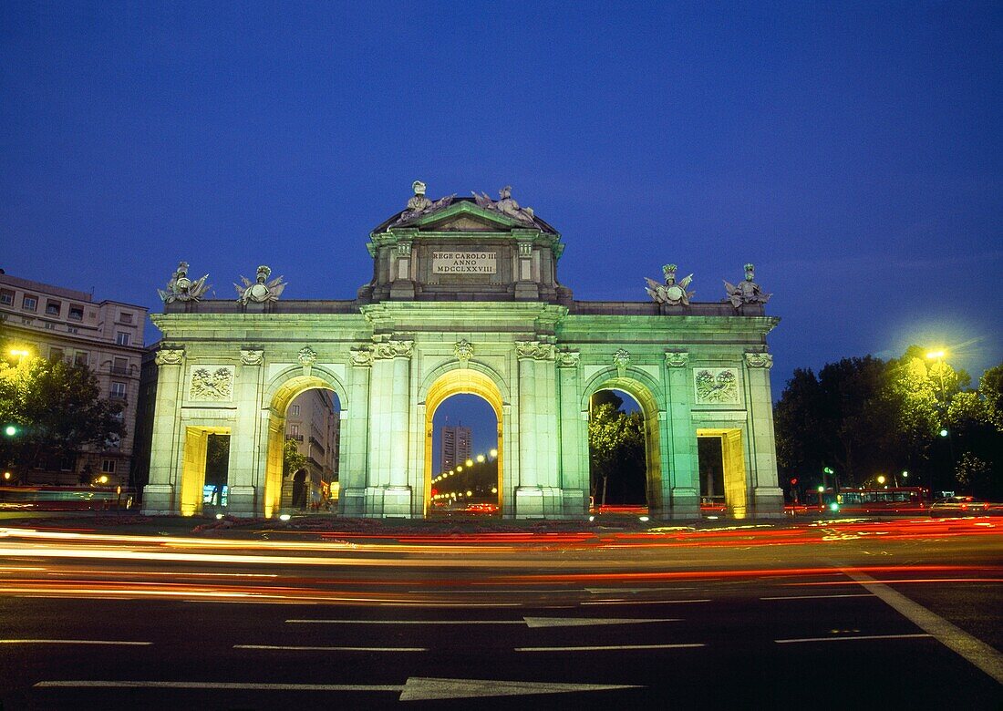 Puerta de Alcalá, Nachtansicht. Madrid, Spanien.