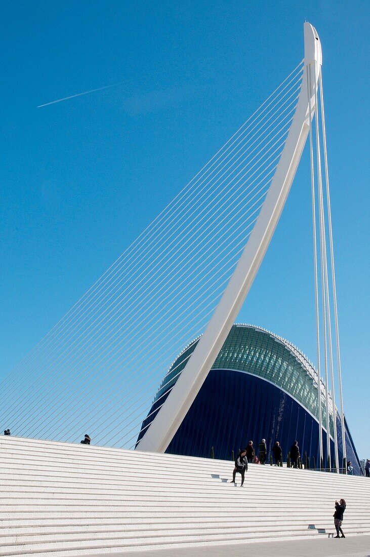 Brücke L'Assut d'Or und die Agora vom Umbracle aus, Stadt der Künste und Wissenschaften. Valencia, Comunidad Valenciana, Spanien.