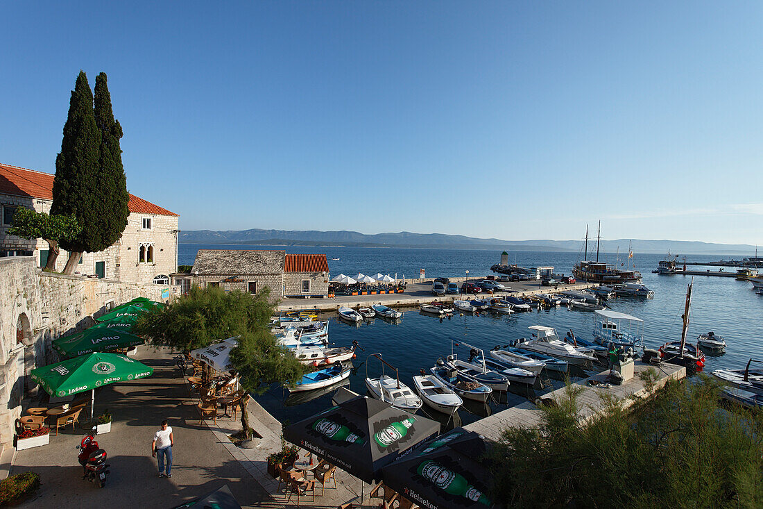 Blick über den Hafen, Bol, Brac, Split-Dalmatien, Kroatien