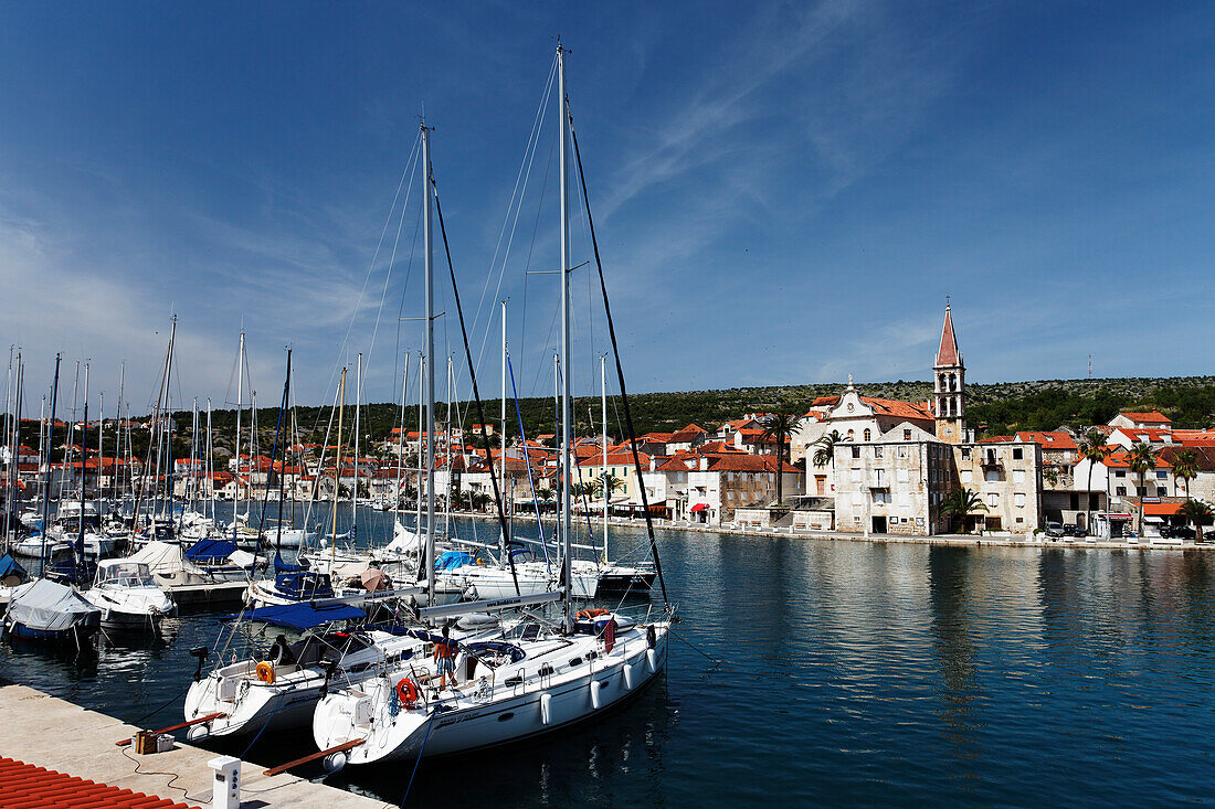 Blick über Hafen zur St. Maria Kirche, Milna, Brac, Split-Dalmatien, Kroatien