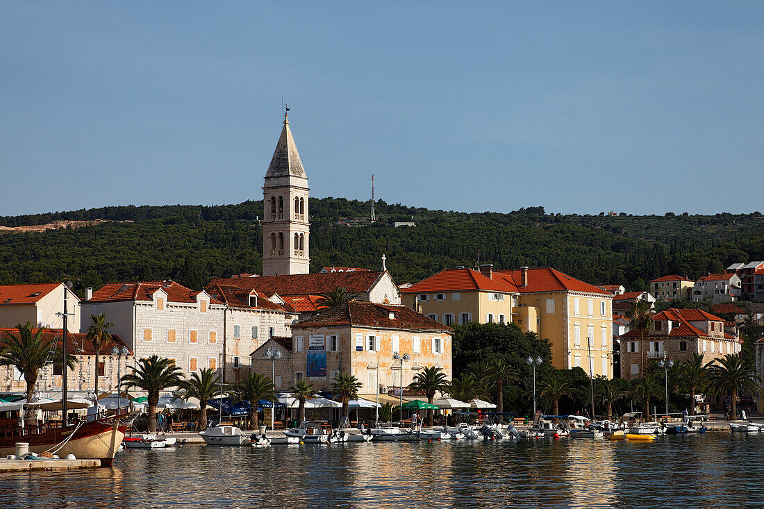 Blick über Hafen zur Kirche St. Peter, Supetar, Brac, Split-Dalmatien, Kroatien