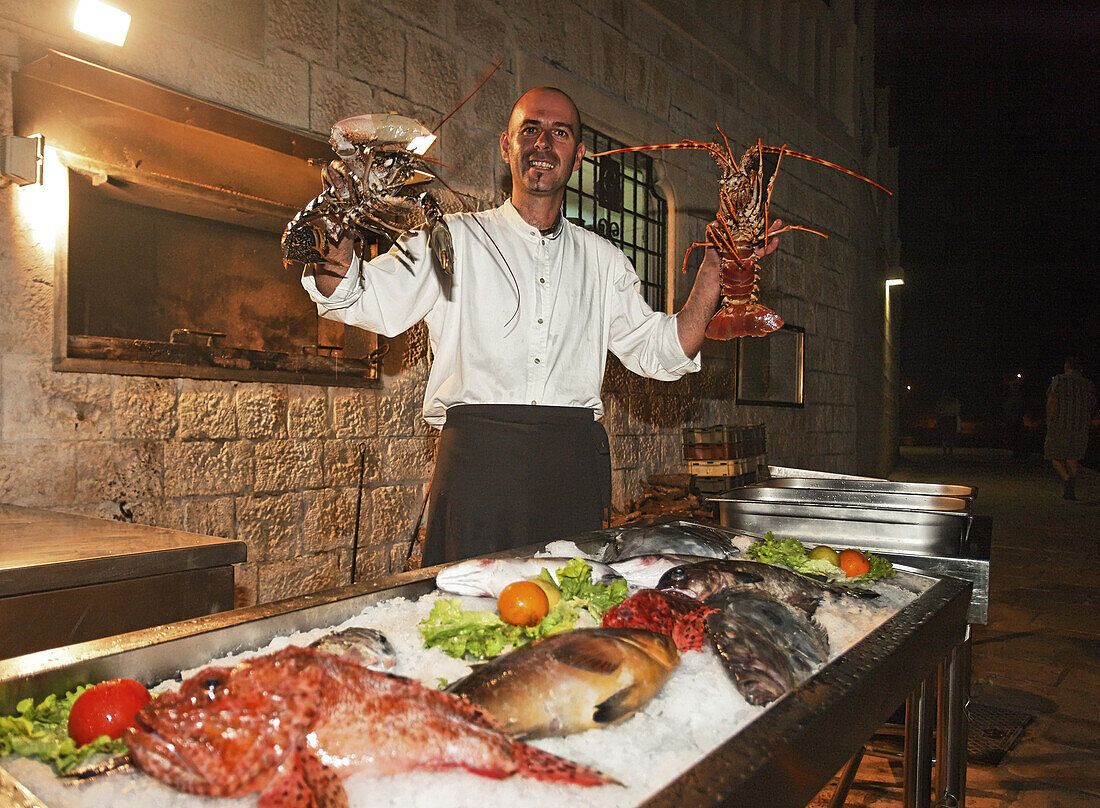 Mann hält Hummer, Restaurant Gariful, Hvar, Split-Dalmatien, Kroatien