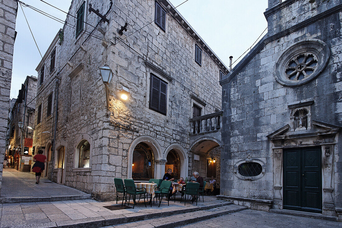 Restaurants in der Altstadt, Korcula, Dubrovnik-Neretva, Dalmatien, Kroatien