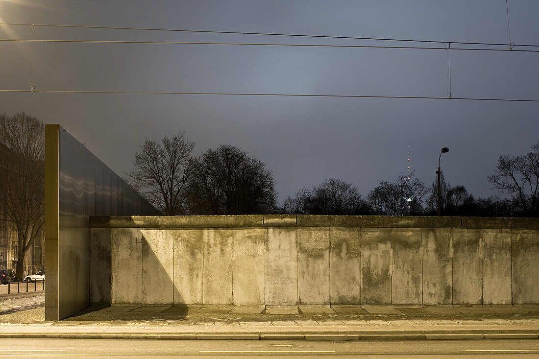 Ein Originalstück der Berliner Mauer, Bernauer Strasse, Berlin, Deutschland, Europa