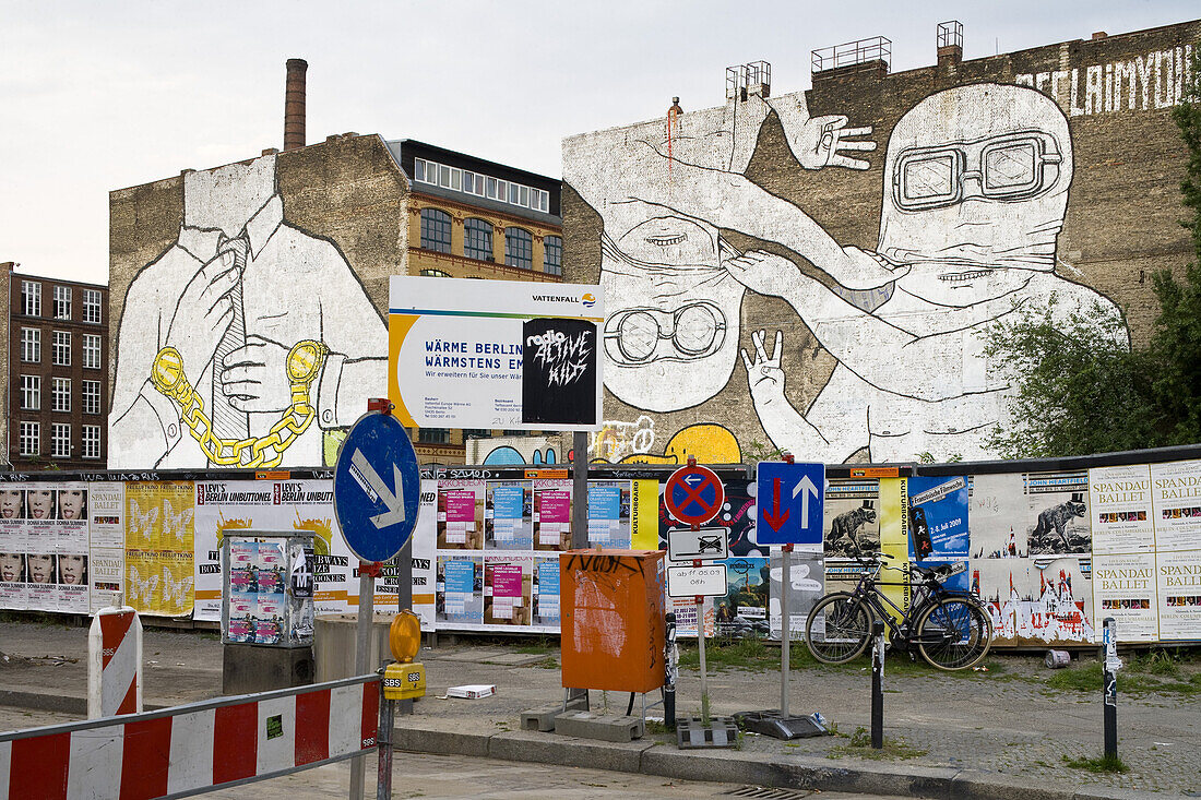 HINWEIS: das Kunstwerk wurde inzwischen übermalt. Streetart Animationen vom Künstler Blu in der Cuvry Strasse, Berlin-Kreuzberg, Berlin, Deutschland, Europa