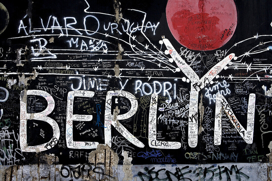 Die East Side Gallery ist der größte und bekannteste erhaltene Rest der Grenzanlagen der Berliner Mauer, Die Künstler kommentierten die politischen Veränderungen der Jahre 1989/90, Mühlenstrasse, Berlin-Friedrichshain, Berlin, Deutschland, Europa, GESPERR