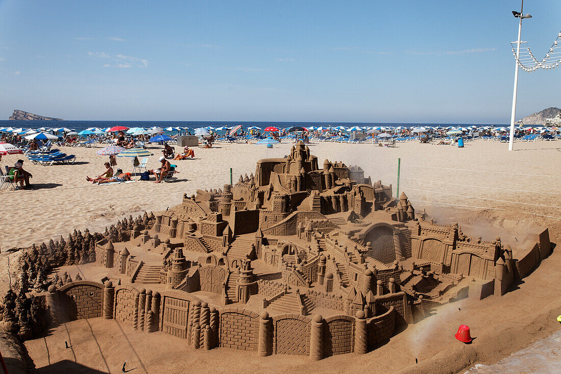 Sandburg am Strand, Costa Blanca, Benidorm, Provinz Alicante, Spanien