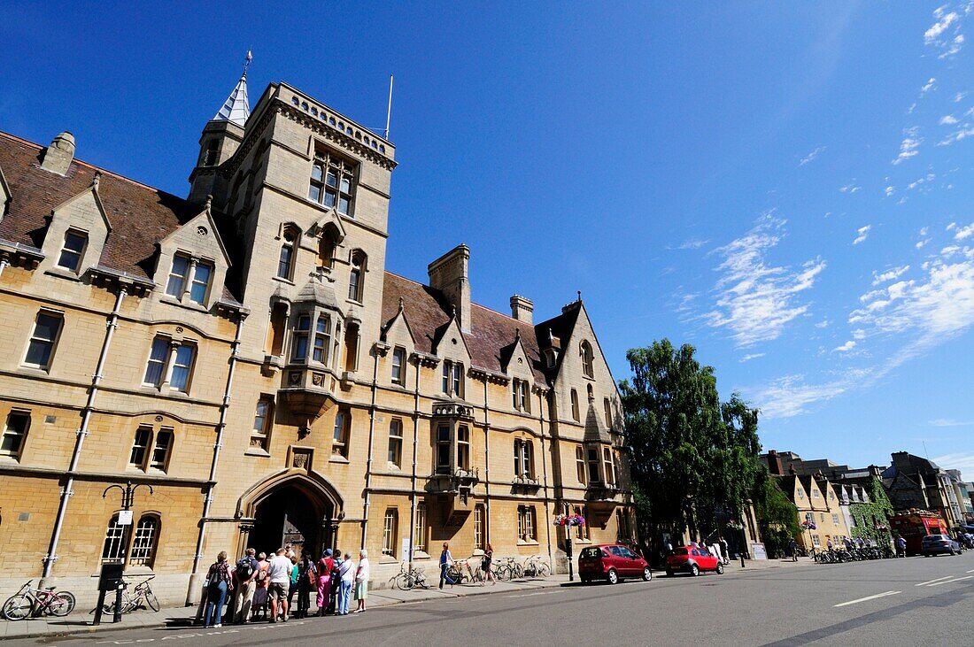 Tour Group outside Balliol College, Broad Street, Oxford, England, UK