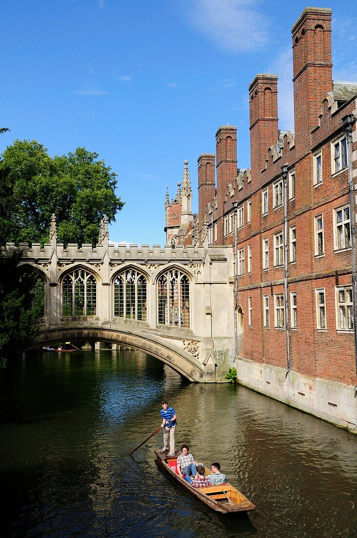 Tourists Punting by the Bridge of Sighs, St Johns College, Cambridge, England, UK