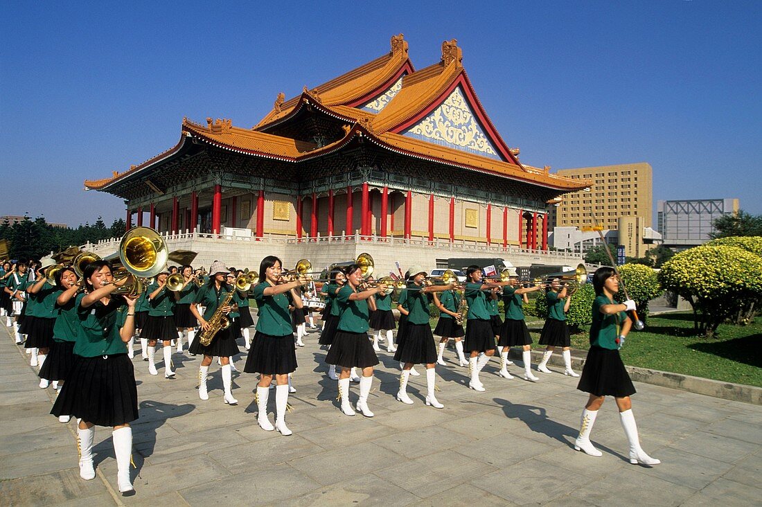 Musikparade von Studenten vor der Nationalen Konzerthalle, Taipeh, Taiwan Ehemaliges Formosa, Republik China, Ostasien