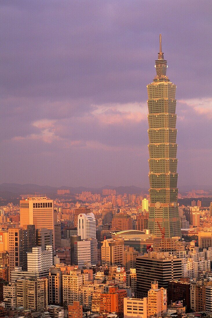 Der Taipei 101, Anfang 2004 in Taiwan eingeweiht, ist ein Wolkenkratzer in der Stadt Taipeh, der bis zum 21. Juli 2007 das höchste Gebäude der Welt war, Taiwan Alt-Formosa, Republik China, Ostasien