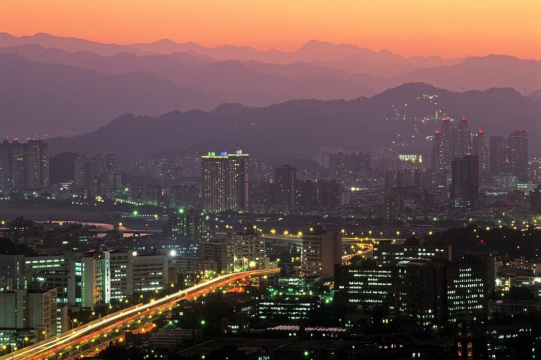 Taipeh in der Abenddämmerung, ehemaliges Taiwan Formosa, Republik China, Ostasien