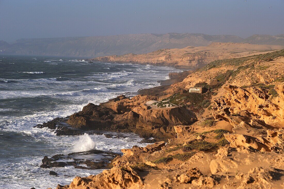 Fischerhütten auf den Klippen um Tamri an der Atlantikküste, zwischen Agadir und Essaouira, Marokko, Nordafrika