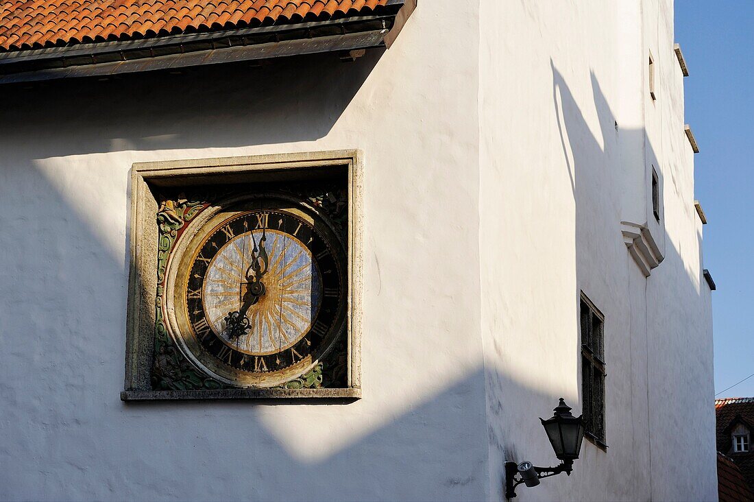 bemalte Wanduhr der Heilig-Geist-Kirche, Puhavaimu-Straße, Tallinn, estland, nordeuropa