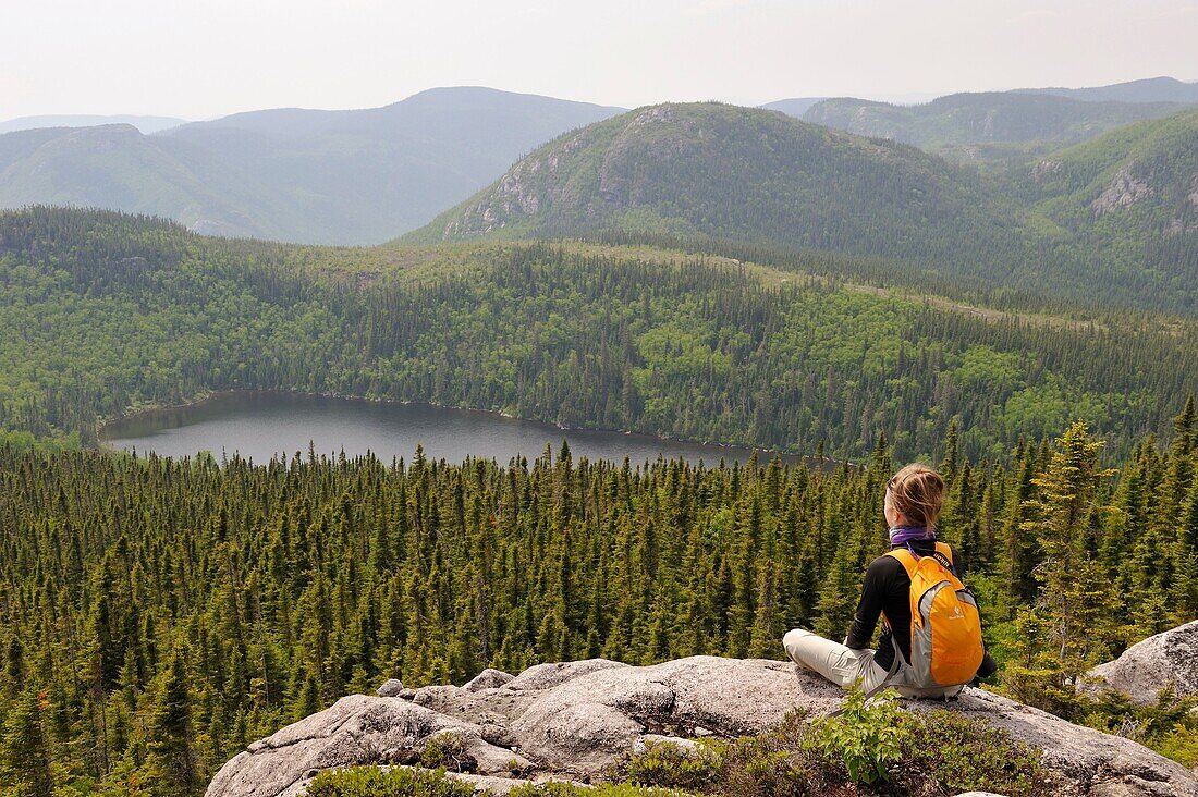 junge Frau bewundert Landschaft mit Pioui-See, Pioui-Pfad, Grands-Jardins-Nationalpark, Provinz Quebec, Kanada, Nordamerika