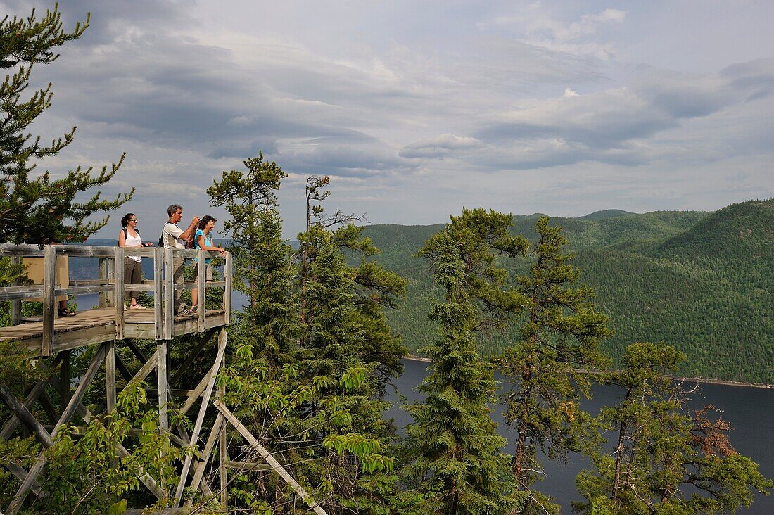 Aussichtsplattform über der Bucht von Eternite, Saguenay-Nationalpark, Bezirk Riviere-eternite, Provinz Quebec, Kanada, Nordamerika