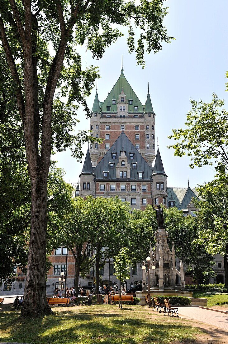 das Chateau Frontenac vom Platz Place d'Armes aus gesehen, Quebec-Stadt, Provinz Quebec, Kanada, Nordamerika