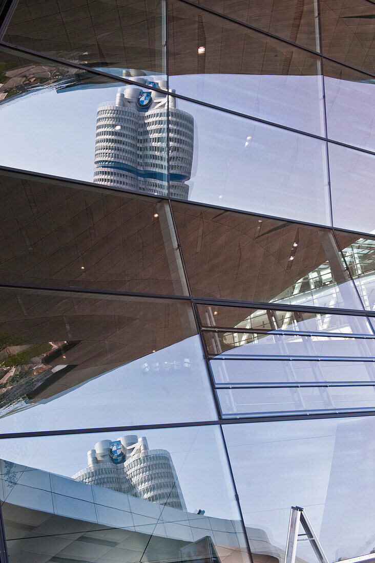 Spiegelung der BMW Zentrale im Fenster, BMW Welt, Olympiapark, München, Oberbayern, Bayern, Deutschland